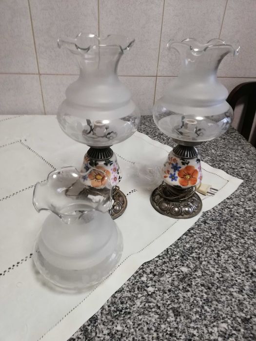candeeiros de mesinha de cabeceira em porcelana com abajur em vidro