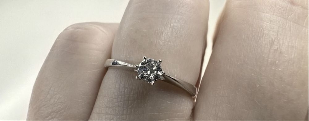 Золота каблучка з природним діамантом,0,17 ct,17,5 розмір,4/5,3,7мм.