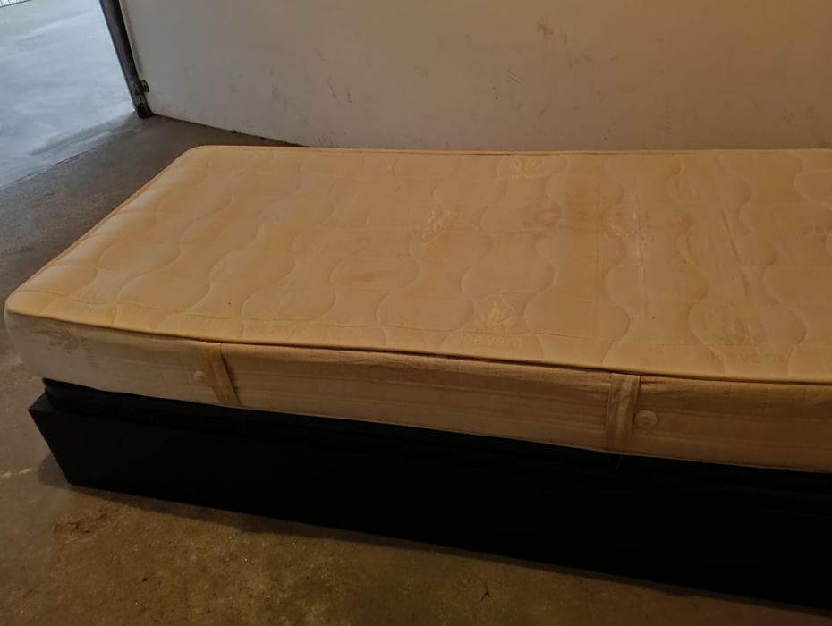 Cama solteiro com colchão e arrumação