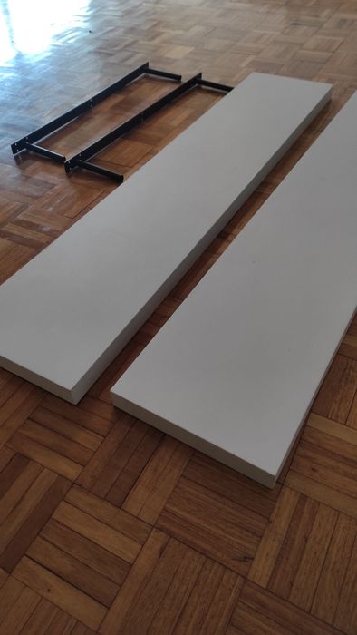 Conjunto de duas prateleiras brancas de parede