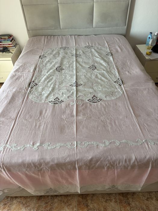Colcha de organdy e bordado da Madeira