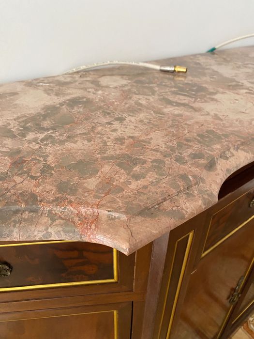 Aparador com tampo de mármore rosa