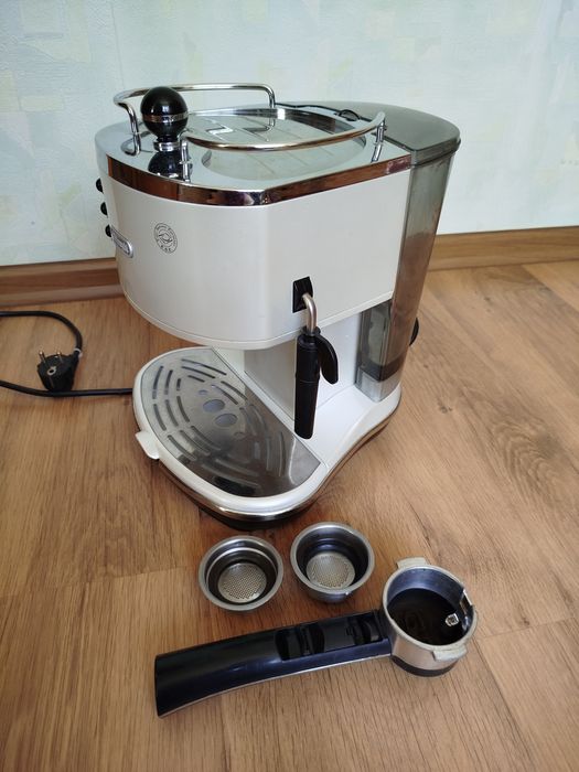 Кофеварка DeLonghi ECO 310 W