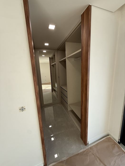 Closet  amplo com arrumacao