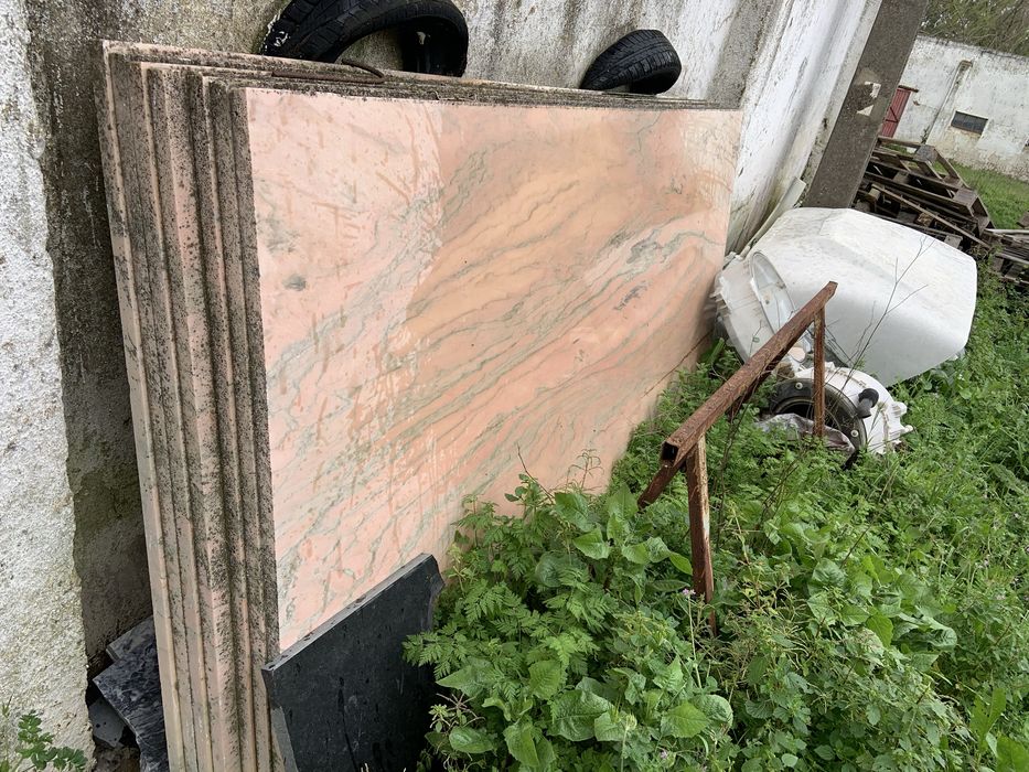 Placas de mármore rosa e cinza