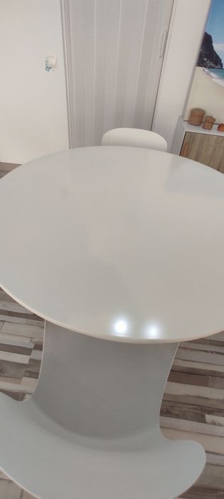 Mesa com 4 cadeiras brancas