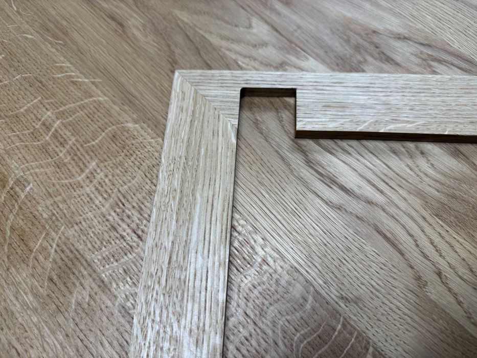 Cokoliki dębowe przy schodach, producent