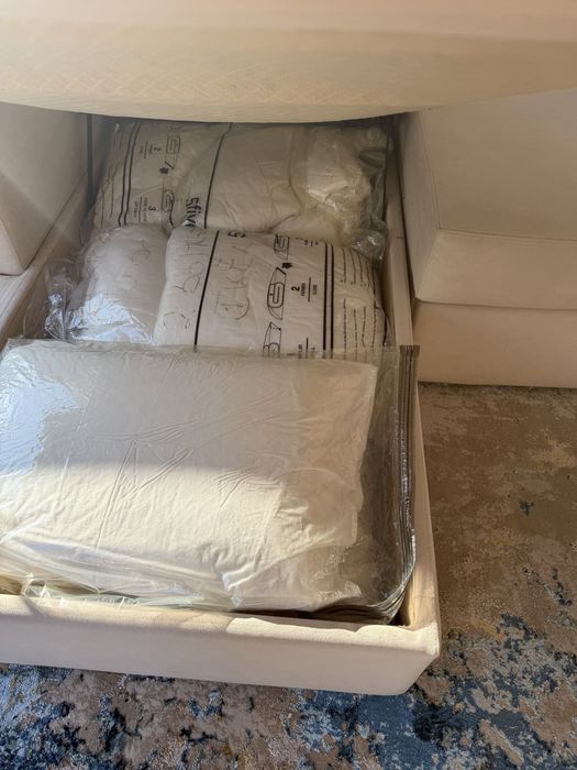 Sofá cama bege com chaise lounge