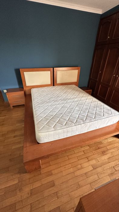 Cama de casal 160x200 + estrado + colchão + 2 mesas de cabeceira
