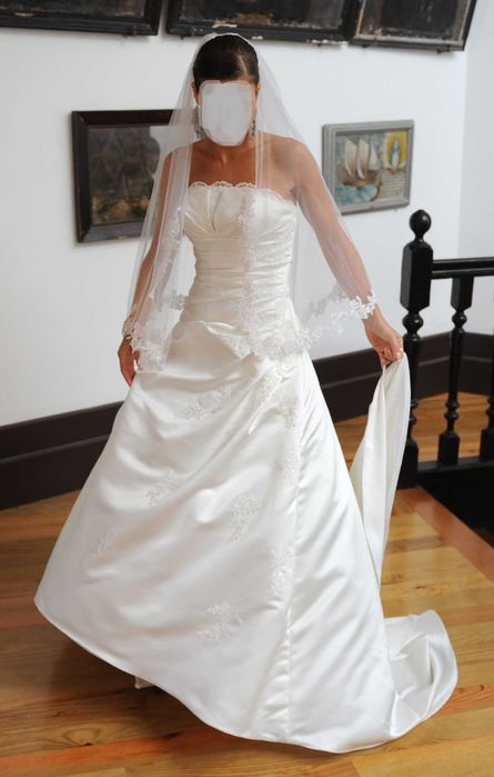 Vestido de Noiva com Véu