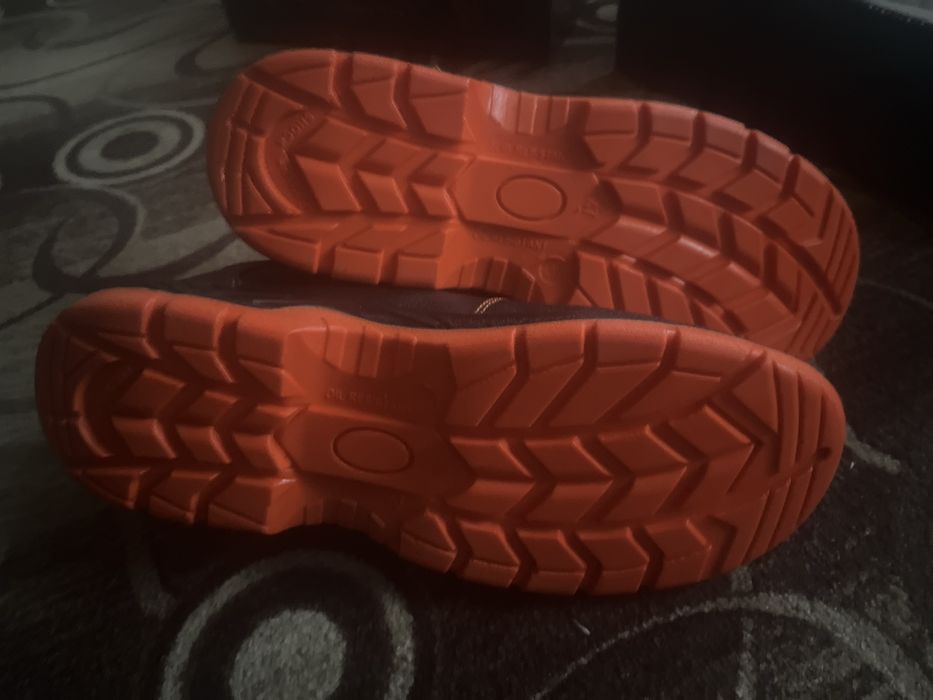 Ботинки з залізною пластиною в носку