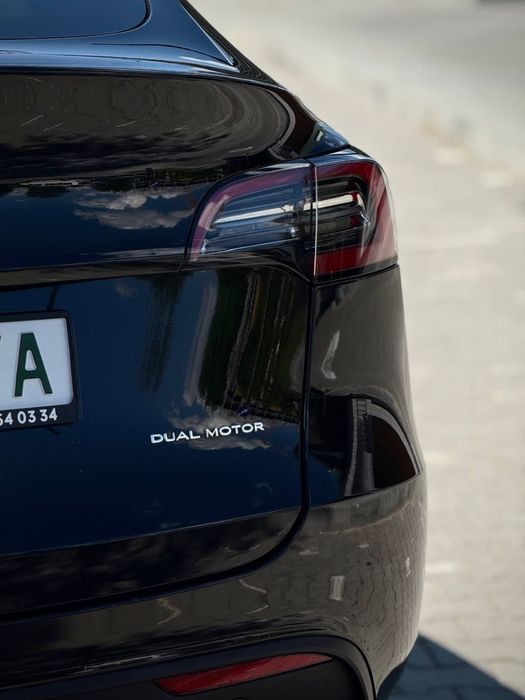 Tesla Y 2024 повний привід