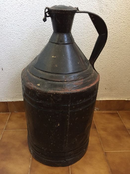 Tarefa de azeite antiga e grande