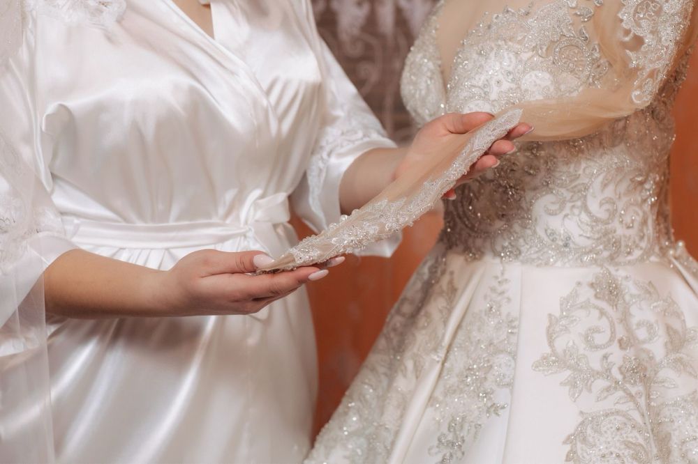 Весільна сукня  атласна з довгим шлейфом який застібується