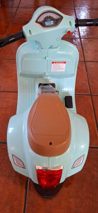 Mota Vespa infantil elétrica – excelente estado