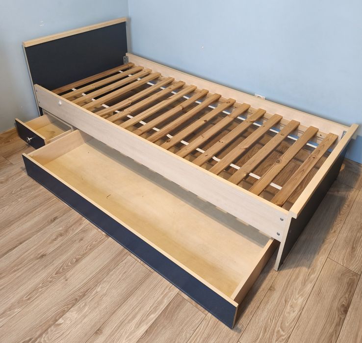 Łóżko młodzieżowe pojedyncze wraz z dwiema szufladami oraz materacem