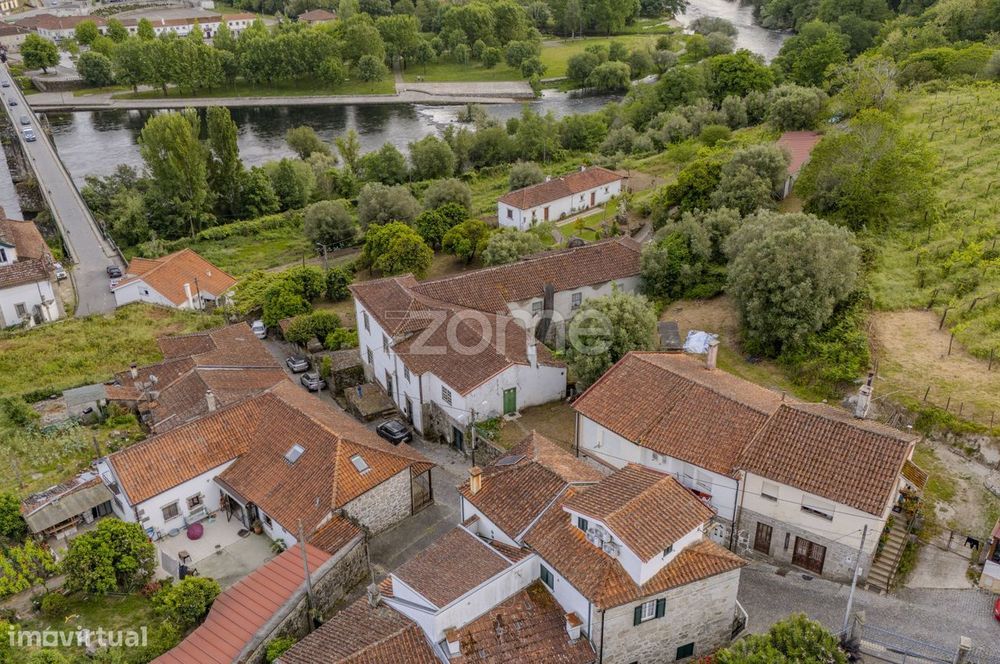 Quinta com casa do século XVIII com vista para o Rio Lima