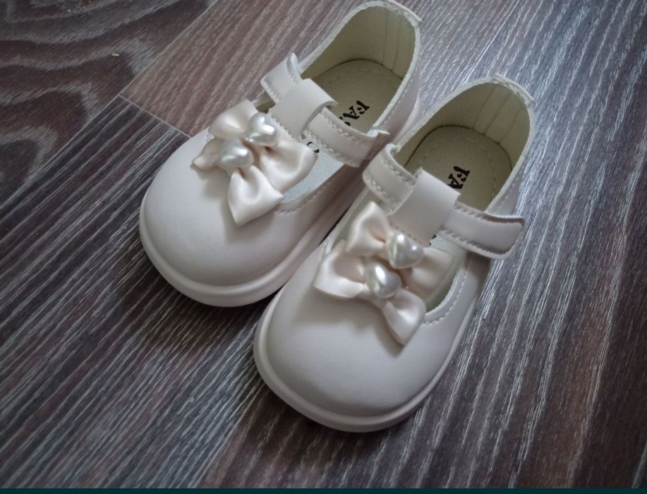 Нові туфлі для дівчинки