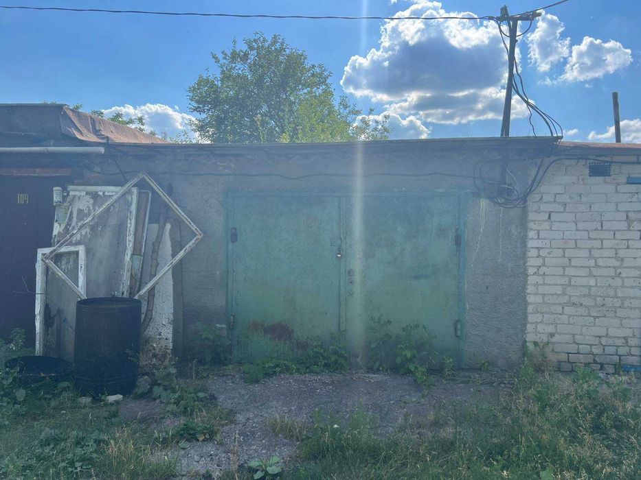 Гараж, м., Златопіль ( Первомайський ) вул. Центральна ( кол., Комарова)