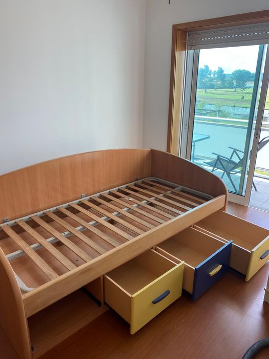 Cama solteiro secretária modulo e estantes