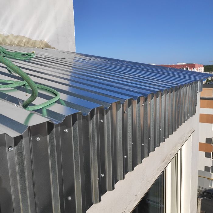 Кровля балкона последних этажей альпинистами !