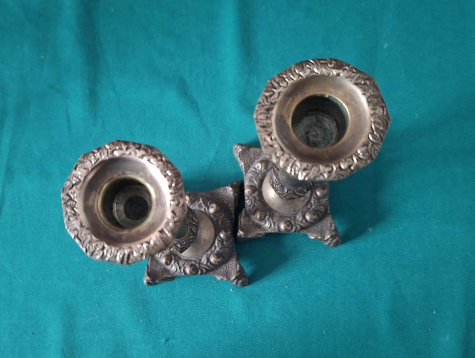 Castiçais / Candelabros para Velas, com relevos, em latão - Anos 50