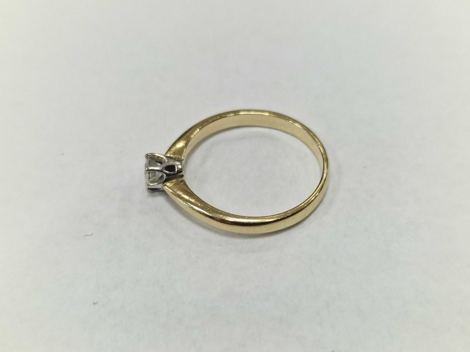 Złoty pierścionek/ 585/ 1.79 gram/ R10.5/ DIA 0.19 CT/ certyfikat