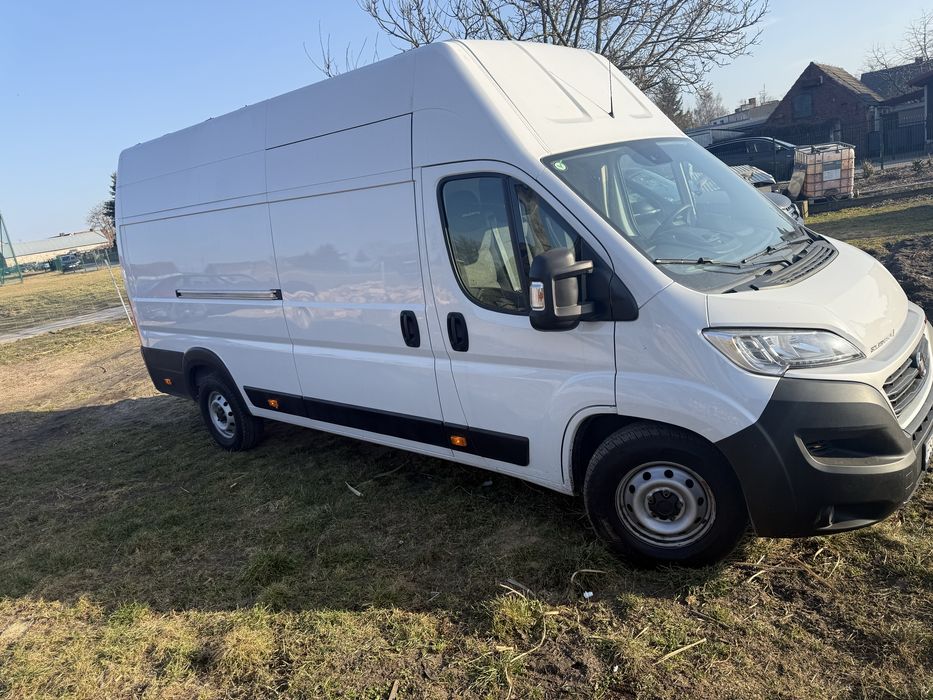 Oferuje  transport z kierowca