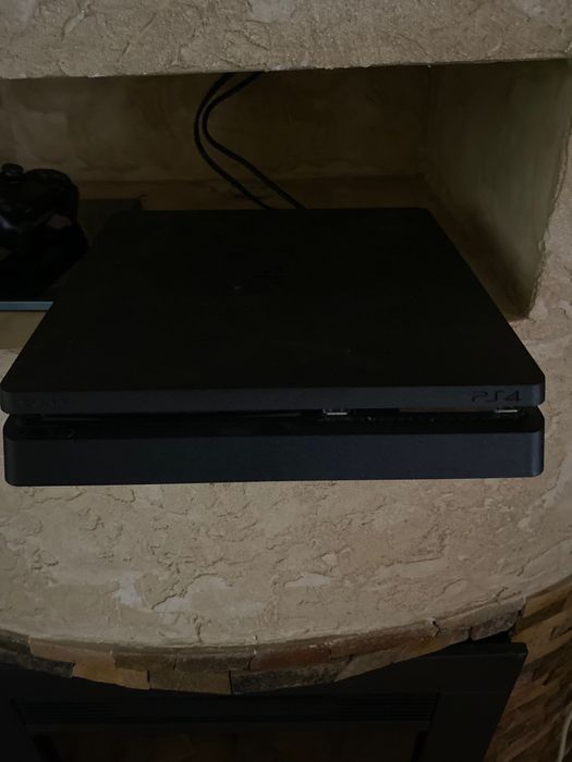 Продам PS4 Slim 1TB + 2 джойстики + 11 ігор