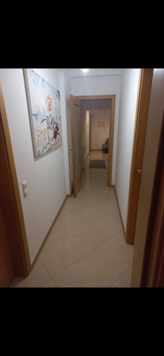 1 / 2 pessoas.Aluga-se quarto pronto a entrar,em Rio de Mouro, a 7 m da estação.Valor negociável para 1 pessoa.