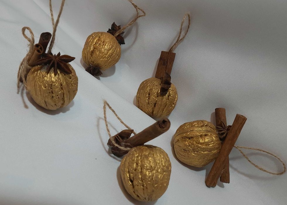 Горіхи золоті, декор на ялинку, прикраса новорічна, золоті горішки