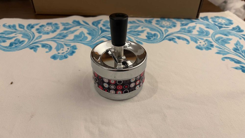 Cinzeiros De Ferro Com Tampa Botão - 6.5 cm e 9 cm diametro