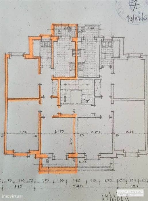 T2 totalmente remodelado com duas varandas num 1 andar, no centro da V