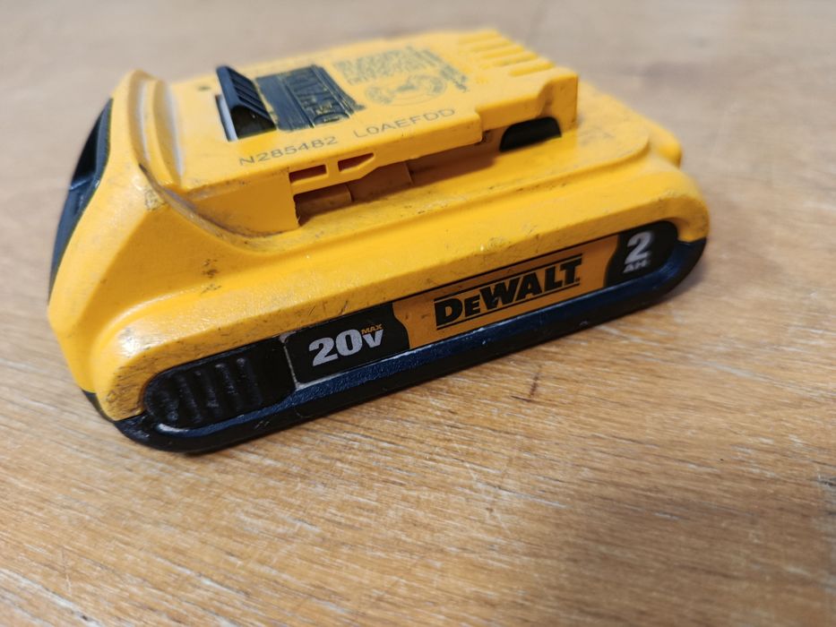 Продам шуруповерт і батарея (б/у)та зарядний пристрій (новий)DeWalt США