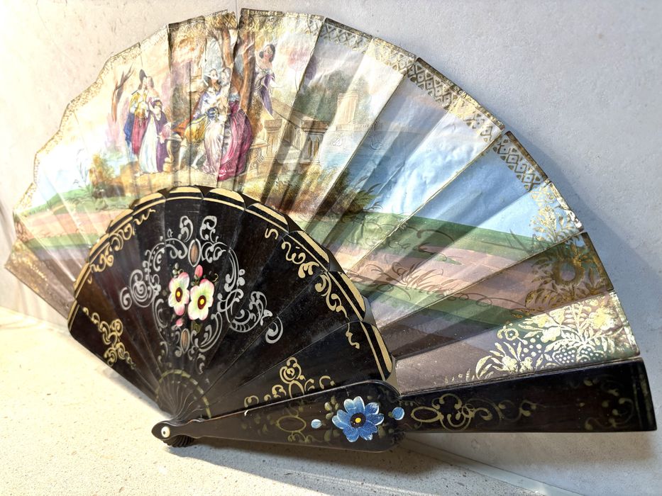 Lindo antigo leque francês pintado à mão com cenas românticas rococó