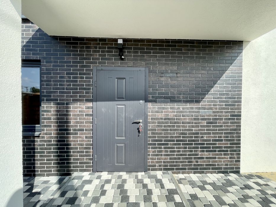 Будинок з терасою біля озера неподалік Бучанського парку