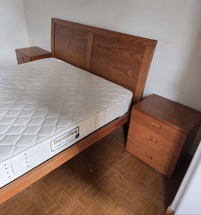 Conjunto: cama com colchão, dois criados-mudos e uma cômoda com espelho.
