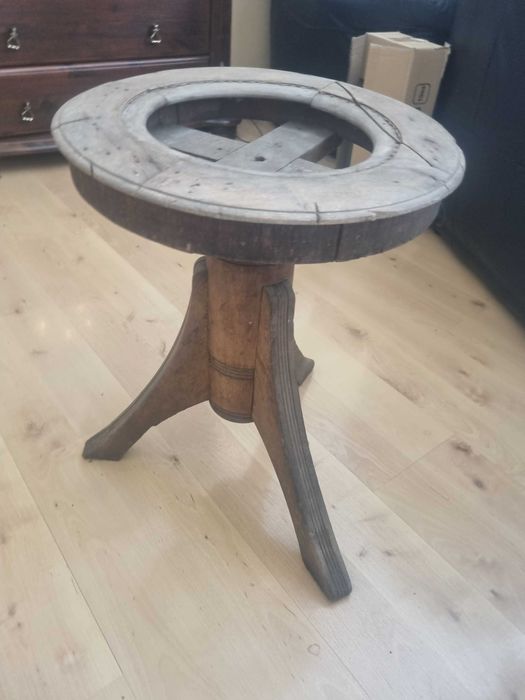 Zabytkowy stołek do fortepianu.