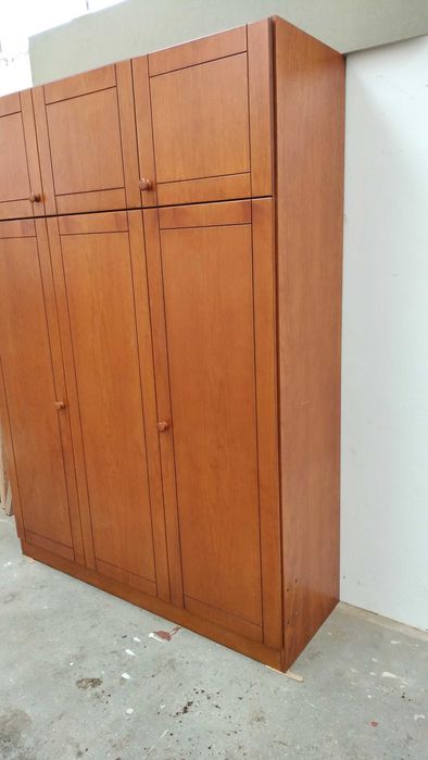 Cama elevatória  tipo roupeiro em pinho mel