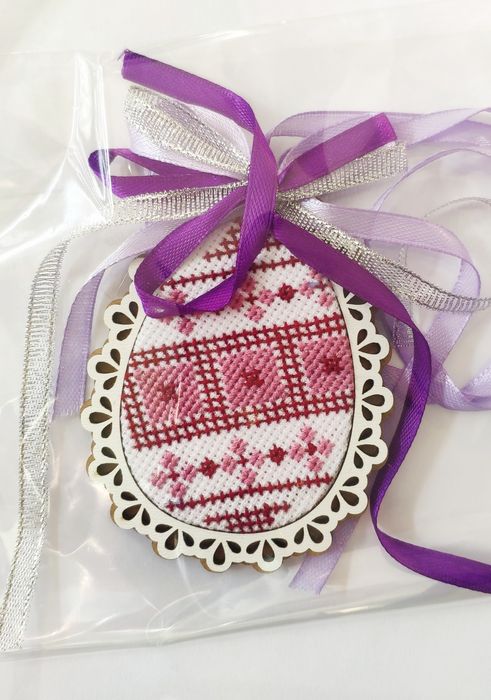 Підвіска пасхальна оздоблена вишивкою