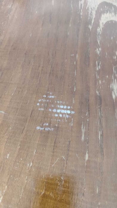 Mesa de madeira extensível com cadeiras