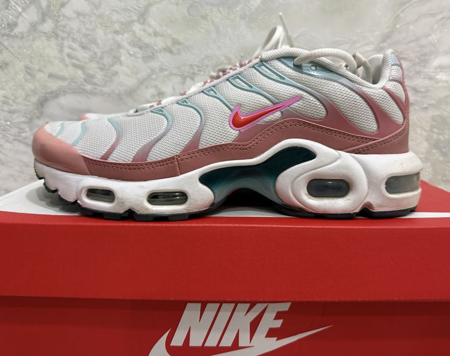 Жіночі кросівки,розмір— 38,5 EU *NIKE AIR MAX PLUS* Youth GS - Red / Stardust / Jade / Ice - CD0609-110 Sz 7y