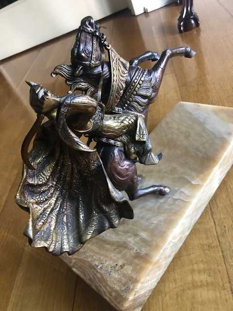 Magnifica escultura de cavaleiro, em bronze com base em mármore