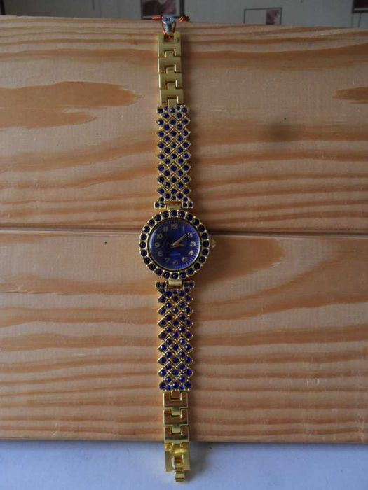 Часы кварцевые со стразами.