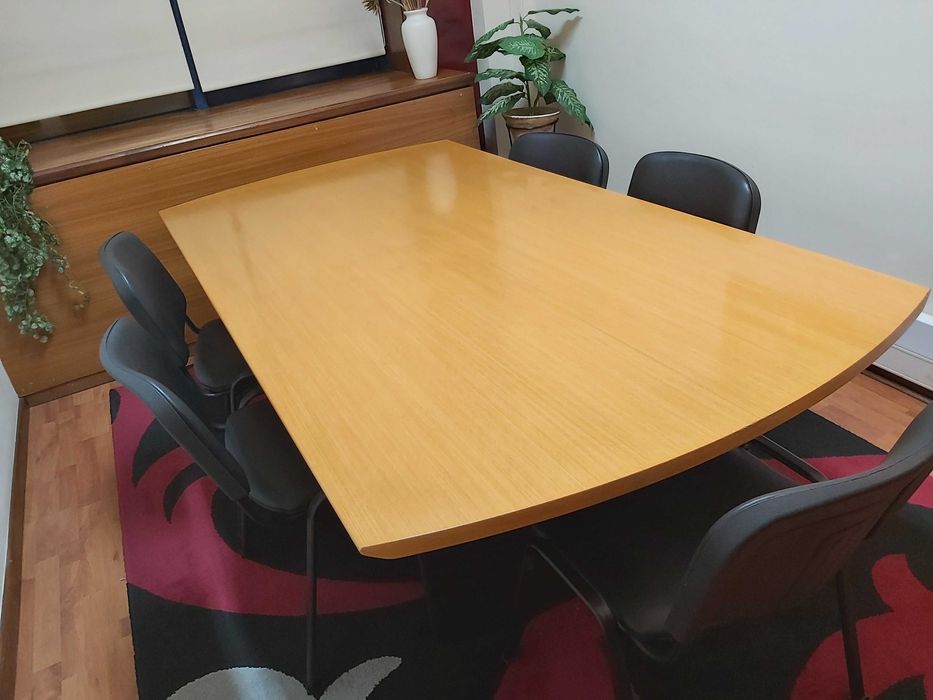 Mesa de reunião e cinco cadeiras
