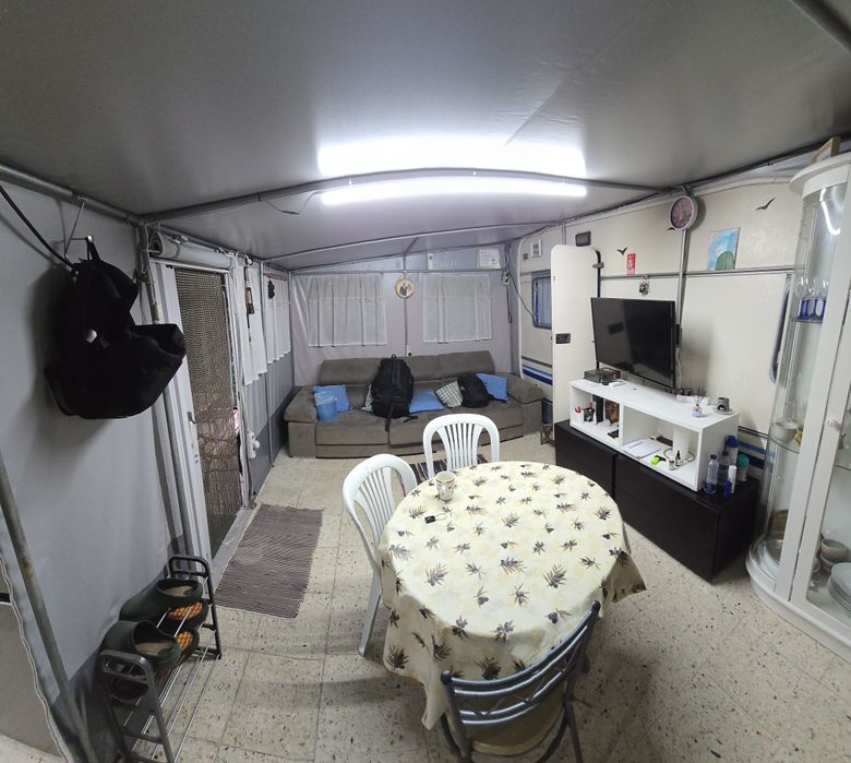 Alvéolo com caravana em parque de campismo