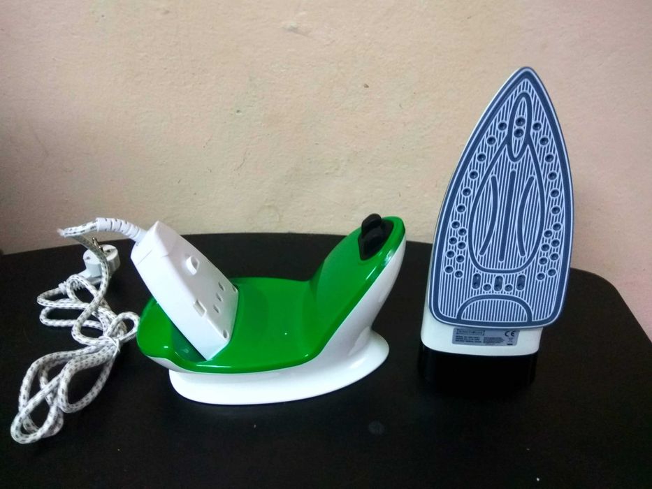 Праска без дроту утюг Royalty Line з керамічною підошвою 2200 Вт