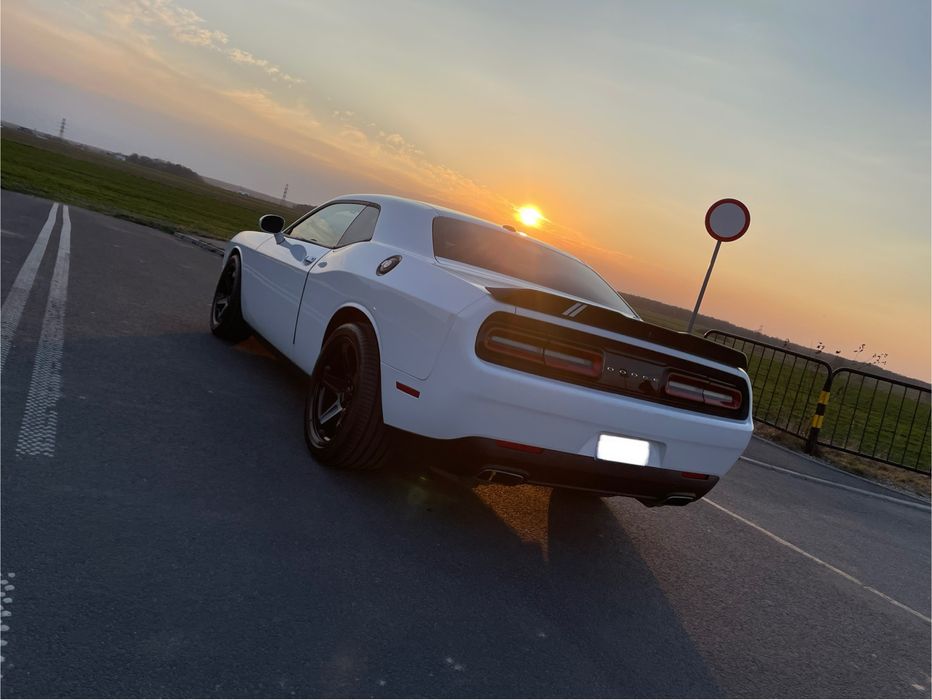Wynajem samochodu do ślubu auto Dodge Challenger / Wolne terminy 2026