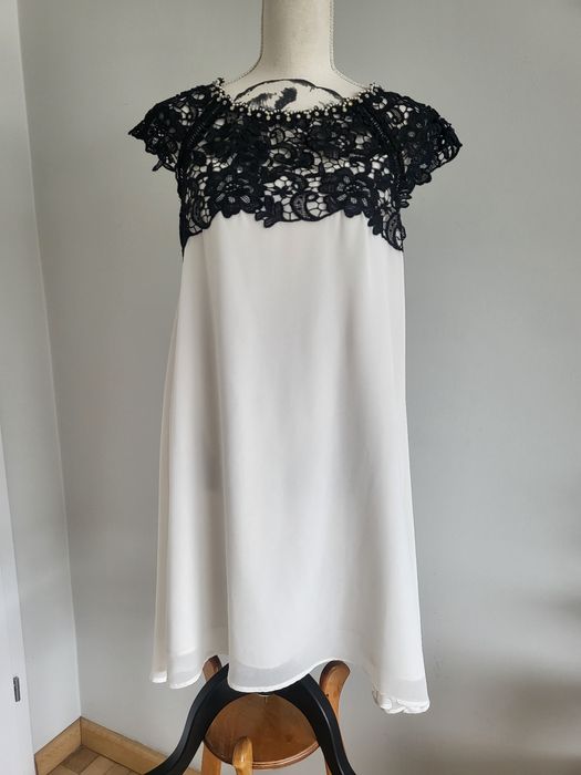 Szykowna sukienka w kolorze kości słoniowei i czerni