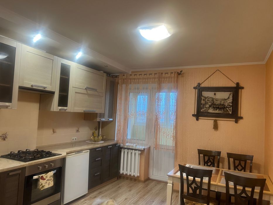 Подобово трьохкімнатна квартира , світло не вимикають !